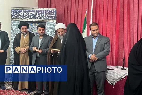 برپایی نماز جماعت همراه با بزرگداشت و تجلیل از مقام‌آوران دانش‌آموزی مدرسه نمونه دولتی ارشاد