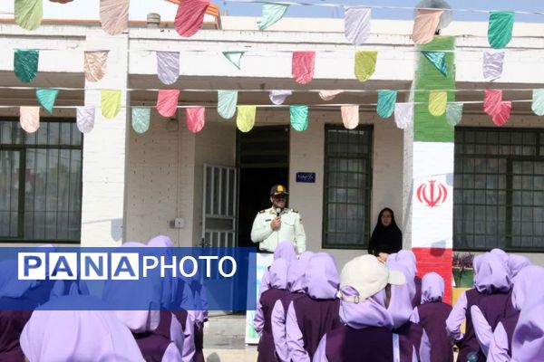 حضور پلیس در دبستان فاطمهالزهرا برای آموزش پیشگیری از آسیبهای اجتماعی