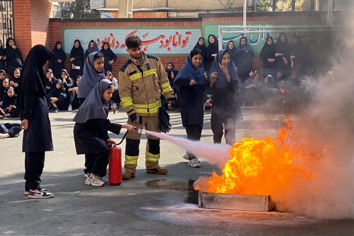 حضور قهرمانان بی‌ادعا در مدرسه حاج مهدی رسولی در هفته پدافند غیر عامل