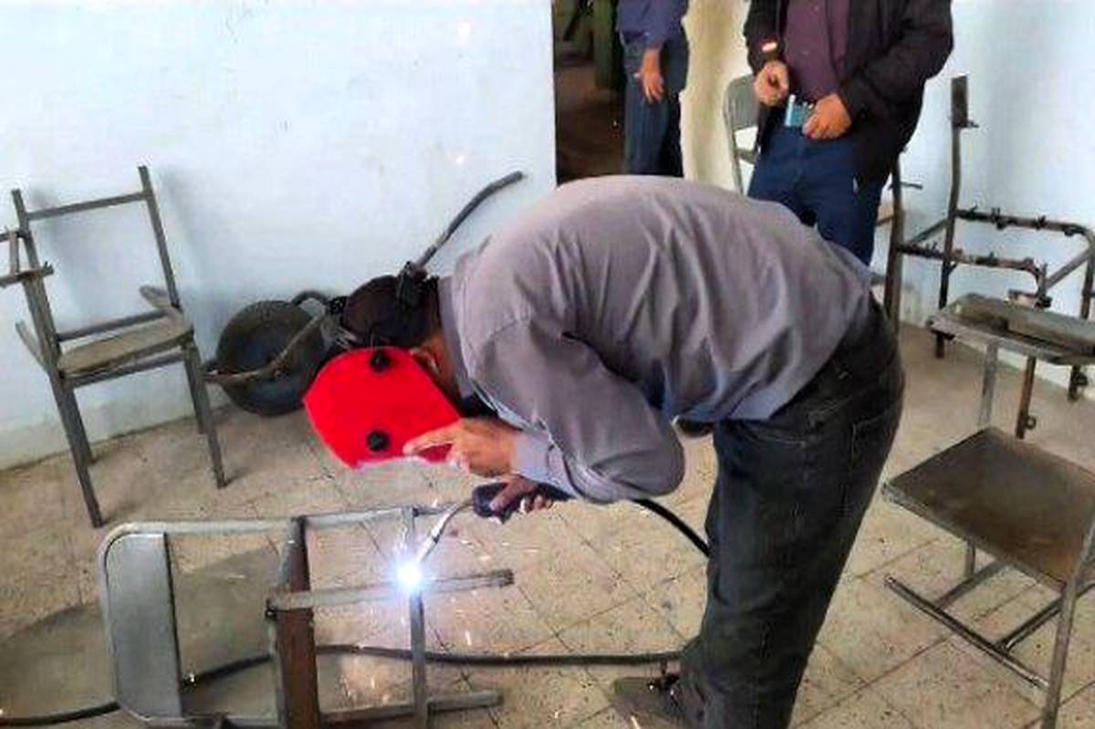 هنرستان شهید بهشتی عجبشیر میزبان کارگاه نوآورانه آموزش ساخت صندلی