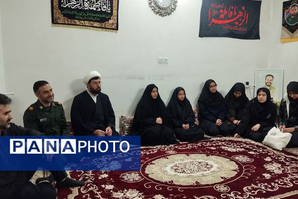 دیدار دانش‌آموزان مدرسه نمونه دولتی شهیدی با مادر شهید مجید زارعی به مناسبت روز مادر