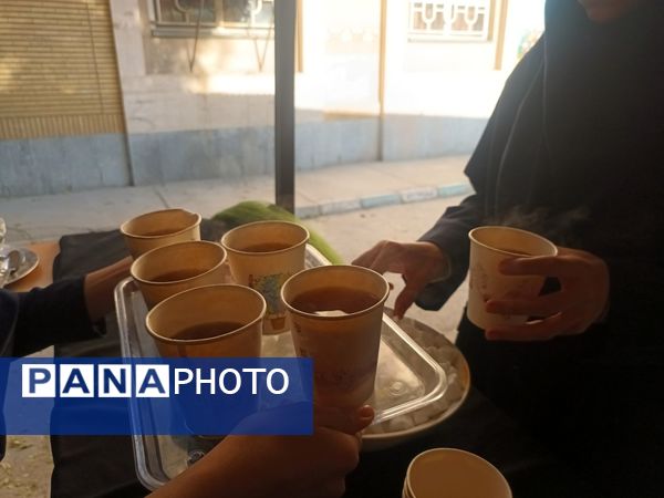 عطر فاطمی در فضای آموزش دبیرستان میرزا جعفر سروقد با برپایی ایستگاه صلواتی 