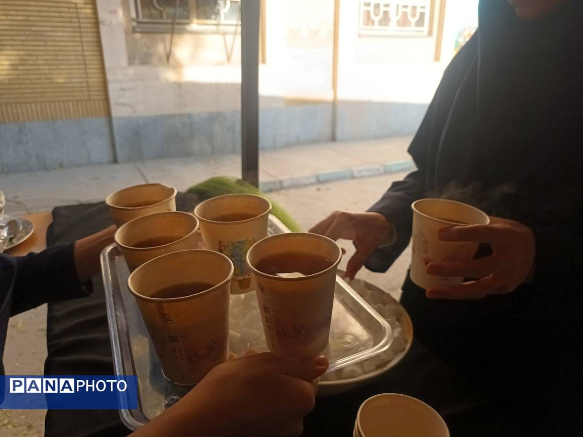 عطر فاطمی در فضای آموزش دبیرستان میرزا جعفر سروقد با برپایی ایستگاه صلواتی 