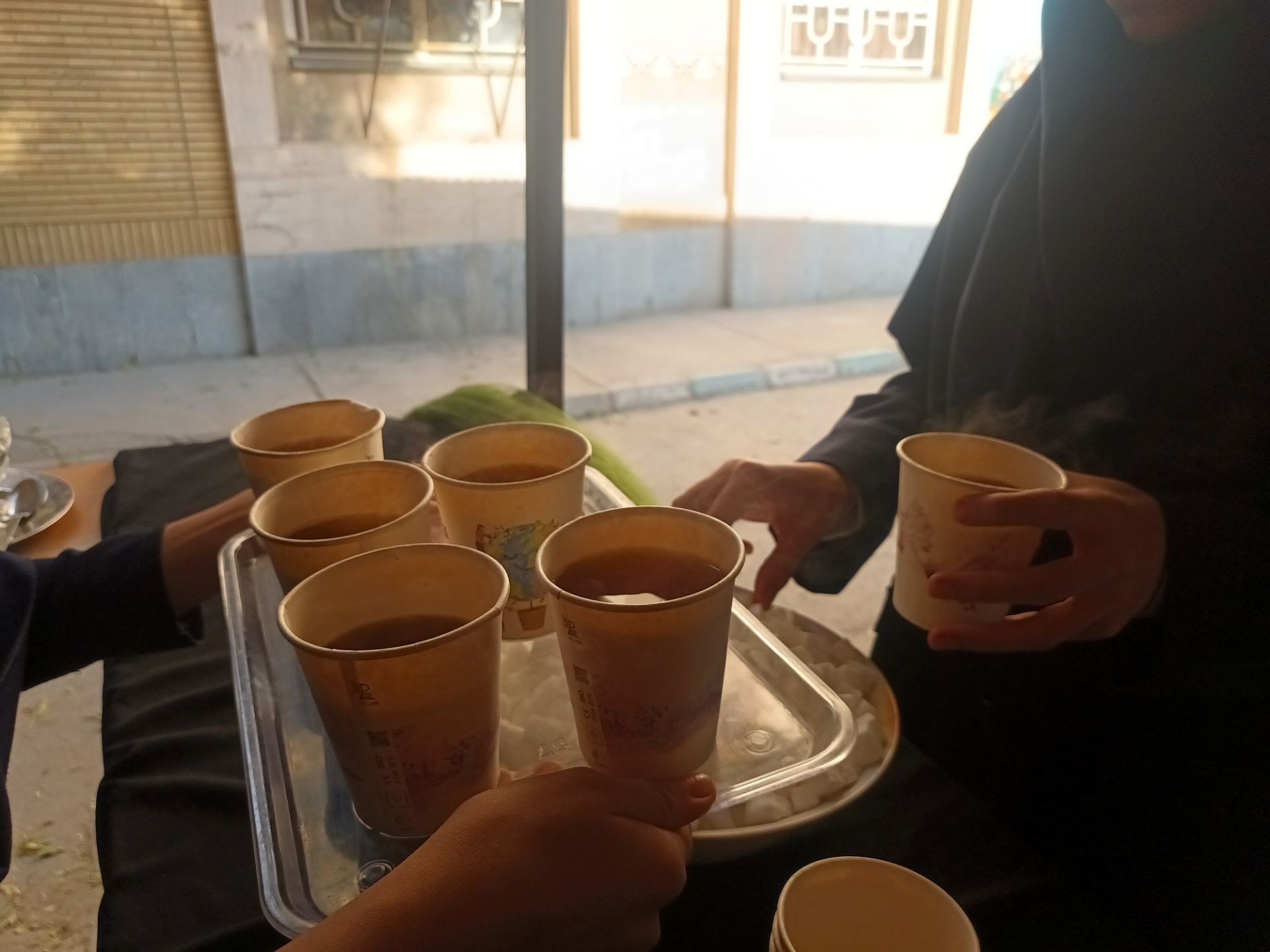 عطر فاطمی در فضای آموزش دبیرستان میرزا جعفر سروقد با برپایی ایستگاه صلواتی 