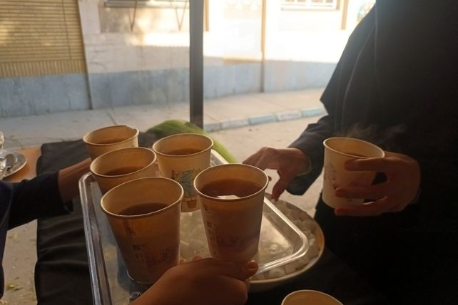 عطر فاطمی در فضای آموزش دبیرستان میرزا جعفر سروقد با برپایی ایستگاه صلواتی 