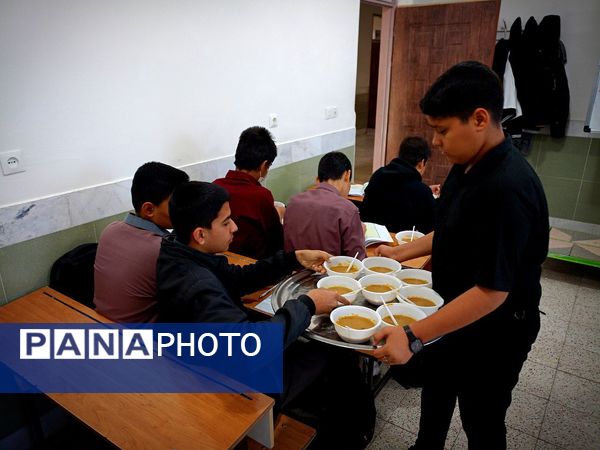 پخش غذای نذری بین دانش آموزان دبیرستان میثاق 