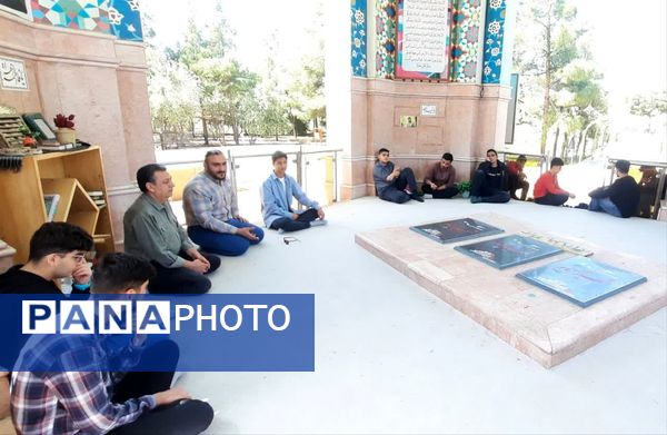 ادای احترام و غبارروبی گلزار شهدای گمنام توسط دانش‌آموزان
