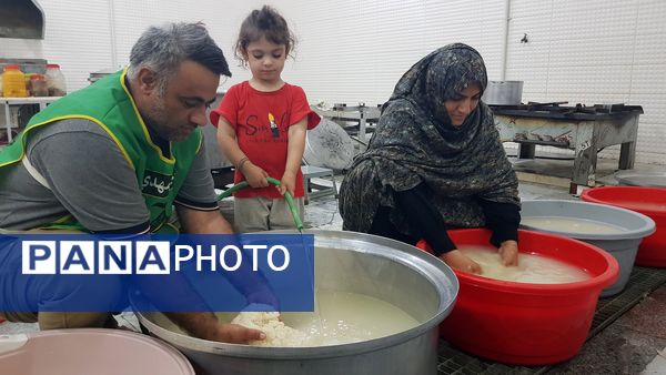 لذت خدمت به زوار در کنار خانواده