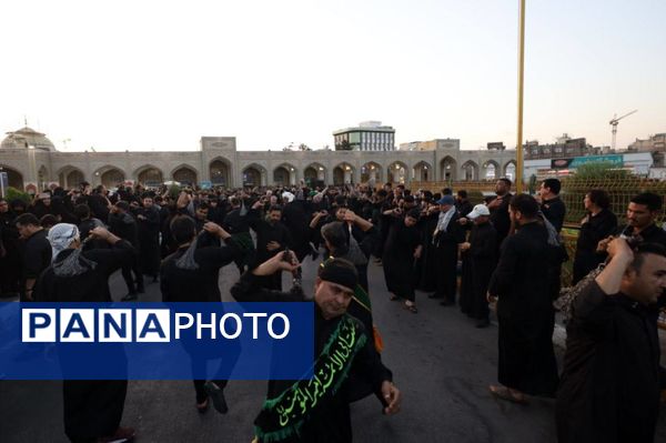 رود اشک و عشق در مسیر حرم همزمان با شکوه عزاداری هیئات‌ در خیابان‌های مشهد