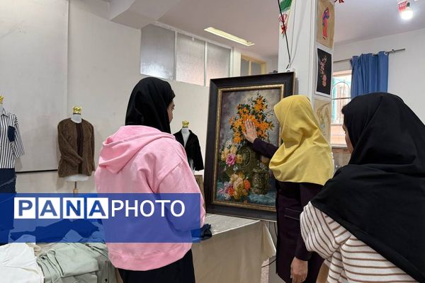 آیین افتتاحیه نمایشگاه هنری «ماها» در هنرستان شهید تاجیک بهارستان‌دو