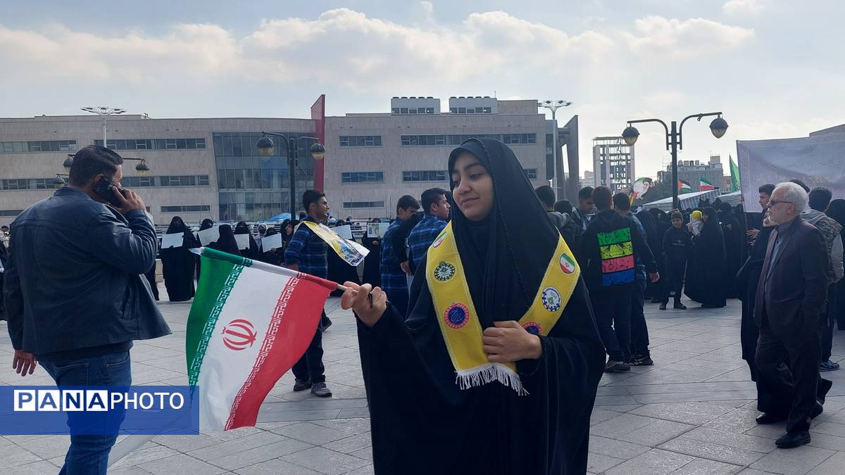 حضور پرشور دانش‌آموزان و اقشار مختلف مردم مشهد در راهپیمایی یوم‌الله ۱۳ آبان