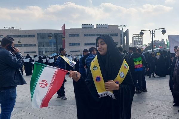 حضور پرشور دانش‌آموزان و اقشار مختلف مردم مشهد در راهپیمایی یوم‌الله ۱۳ آبان