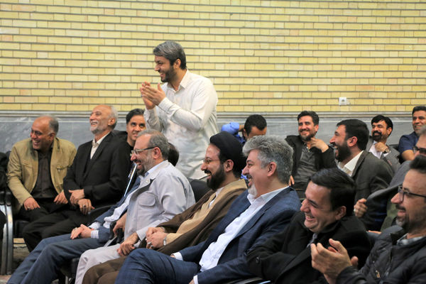 نشست صمیمی‌ دانش‌آموختگان دبیرستان امام رضا(ع) قم در هیات خادم الرضا(ع)