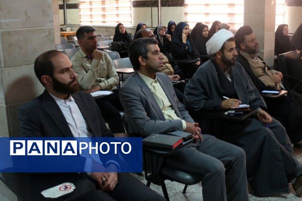 پیوند مهارت و معرفت در آموزش و پرورش فیروزکوه به همراه تلاوت زیارت عاشورا و کارگاه اسنپ‌بک 