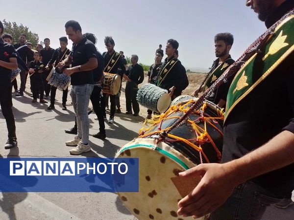 مراسم سینه زنی و علم گردانی اهالی روستای نقاب در امامزاده سید حسن روستای میرآباد