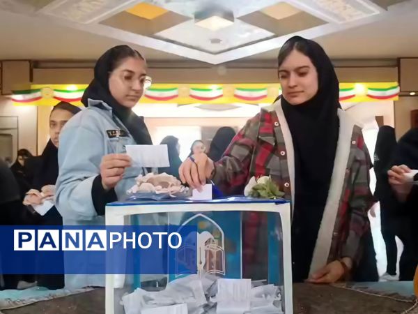 انتخاب نماینده دانش آموزان در دبیرستان نمونه فرهنگ مهشید مصلی نژاد ناحیه ۶