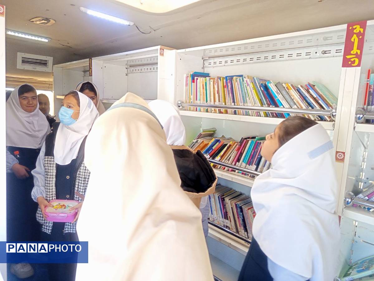 بازارچه کتاب در دبستان سمیه