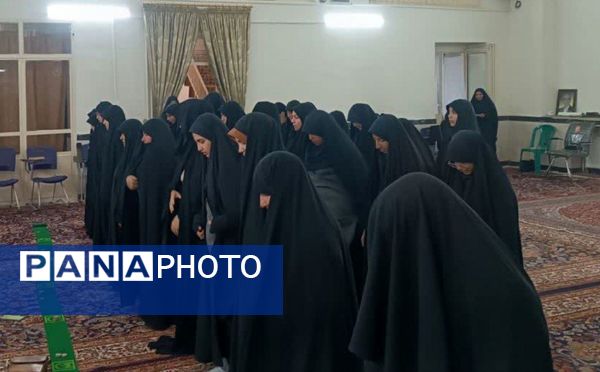 برپایی نماز جماعت در مکتب النرجس