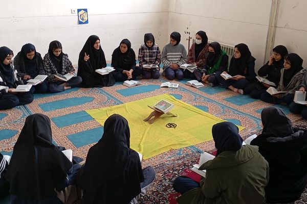 محفل انس با قرآن کریم در دبیرستان حضرت زینب کوهدشت