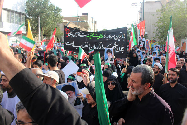 حماسه حضور نوجوانان کفن‌پوش قمی در راهپیمایی «عهد خون»