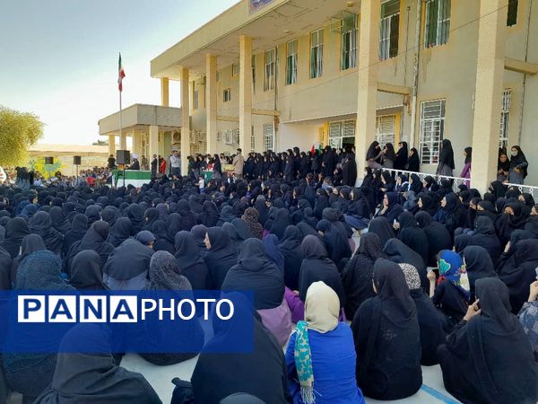 تشییع پیکر شهید گمنام بر دستان دانش‌آموزان هنرستان ابرار منوجان در ایام فاطمیه