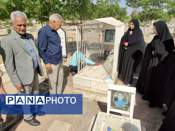 غبار روبی و تجدید بیعت با شهدا به مناسبت هفته معلم در فدافن