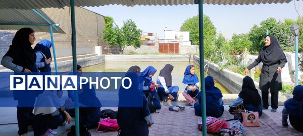 بازدید دانش‌آموزان مدرسه شهید خاقانی از گلخانه پیشه‌وران شیروان