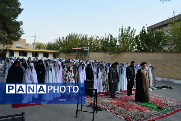 نماز باران، همخوانی زمین و آسمان در دبیرستان ولایت بهارستان‌دو