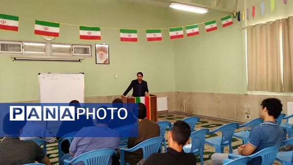 جلسه‌ مشاوره‌ای و توجیهی کنکور در دبیرستان معلم ساوجبلاغ