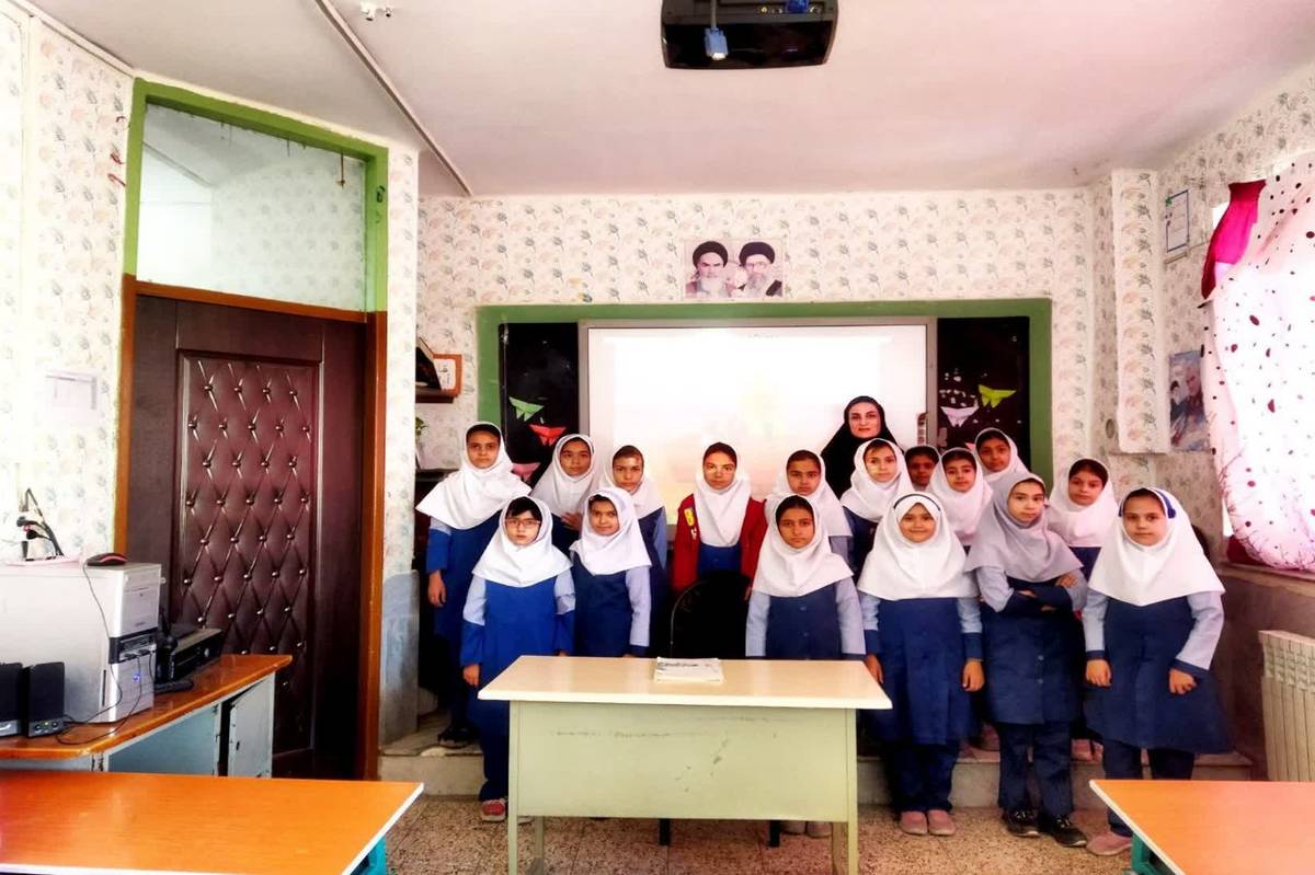 معلمی پرتلاش با تجهیز کلاس درس خود، یاد پدر مرحومش را جاودانه ساخت