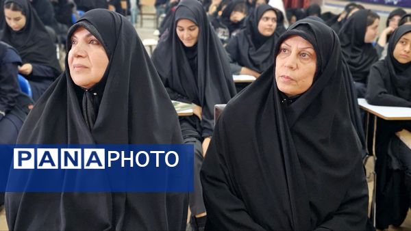 آیین گرامیداشت روز دانش‌آموز با حضور مسئولان منطقه ۱۳ در دبیرستان طلیعه شاهد