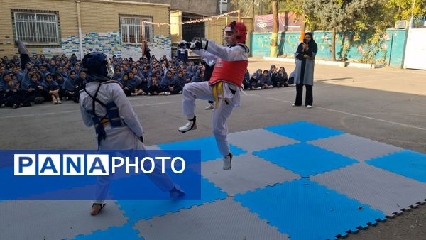 حرکات ورزشی و نمایشی در افتتاحیه المپیاد درون مدرسه‌ای