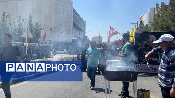 بازآفرینی مسیر عشق؛ جاماندگان اربعین در شبیه‌سازی مواکب نجف تا کربلا گردهم آمدند‌.