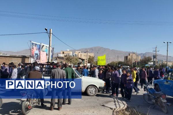 حضور دانش آموزان دبیرستان طالقانی داریون در تجمع ۱۳ آبان