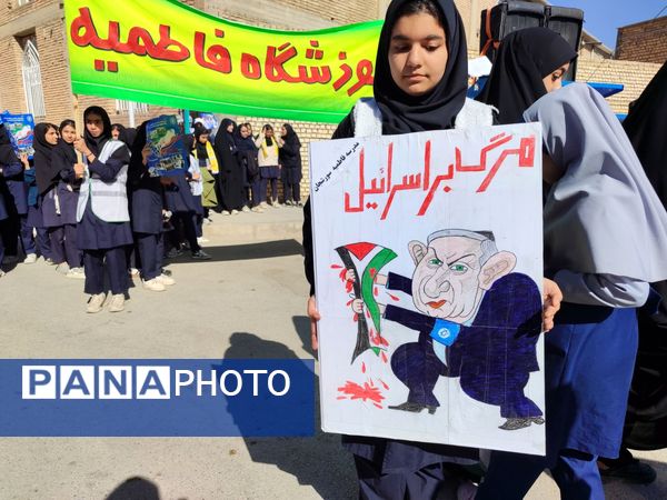 حضور گسترده دانش آموزان سورشجان در راهپیمایی ۱۳ آبان؛ فریاد ایستادگی در برابر استکبار جهانی