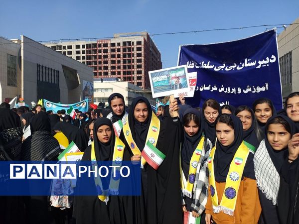 حضور پرشور دانش آموزان پیشتاز مشهدی در راهپیمایی یوم الله ۱۳ آبان