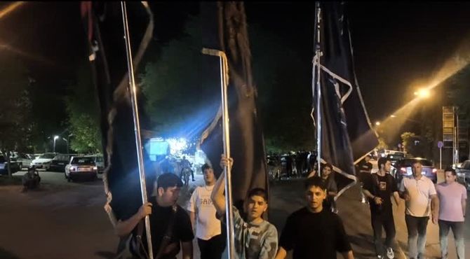 بیرق گردانی در شهر خیمه های برافراشته 