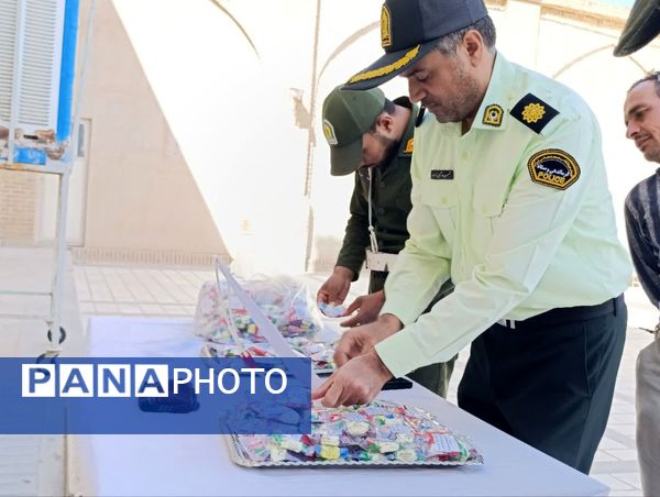 برپایی میز خدمات در مصلی نماز جمعه توسط نیروی انتظامی شهرستان خلیل اباد 
