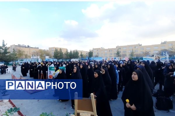 وداع دانش‌آموزان دبیرستان فرهنگیان ناحیه ۷ با شهید گمنام 