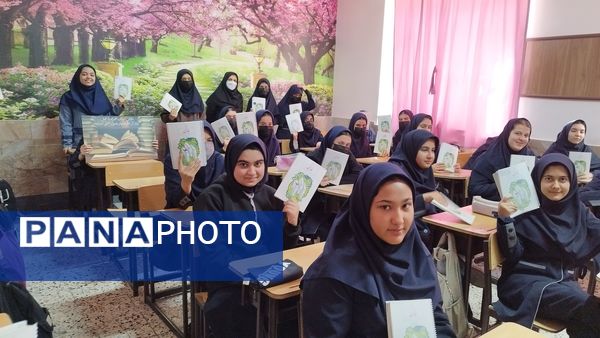 صدای ورق زدن کتاب، نوای دبیرستان شاهد تکتم در هفته کتاب