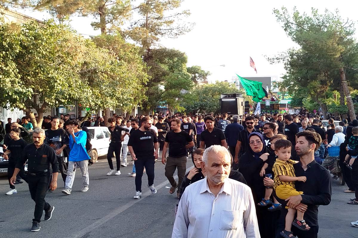 آیین “دسته بنی اسد” در کاشمر با حضور پر رنگ دانشآموزان و عموم مردم برگزار شد