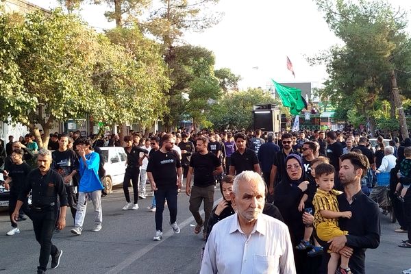 آیین “دسته بنی اسد” در کاشمر با حضور پر رنگ دانش‌آموزان و عموم مردم برگزار شد