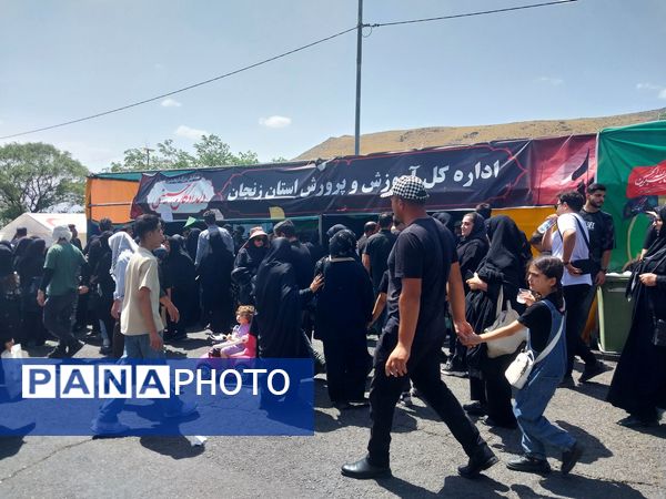 خدمت‌رسانی پیشتازان و خبرنگاران دانش‌آموزی در موکب عشاق‌الحسین گاوازنگ