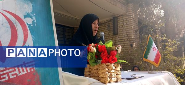نواختن زنگ آغاز سال تحصیلی در دبیرستان شاهد شهید کلانتری همزمان با سراسر کشور 