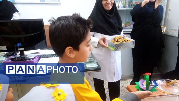 قدردانی از کارکنان خانههای بهداشت روستای فدافن در روز پرستار
