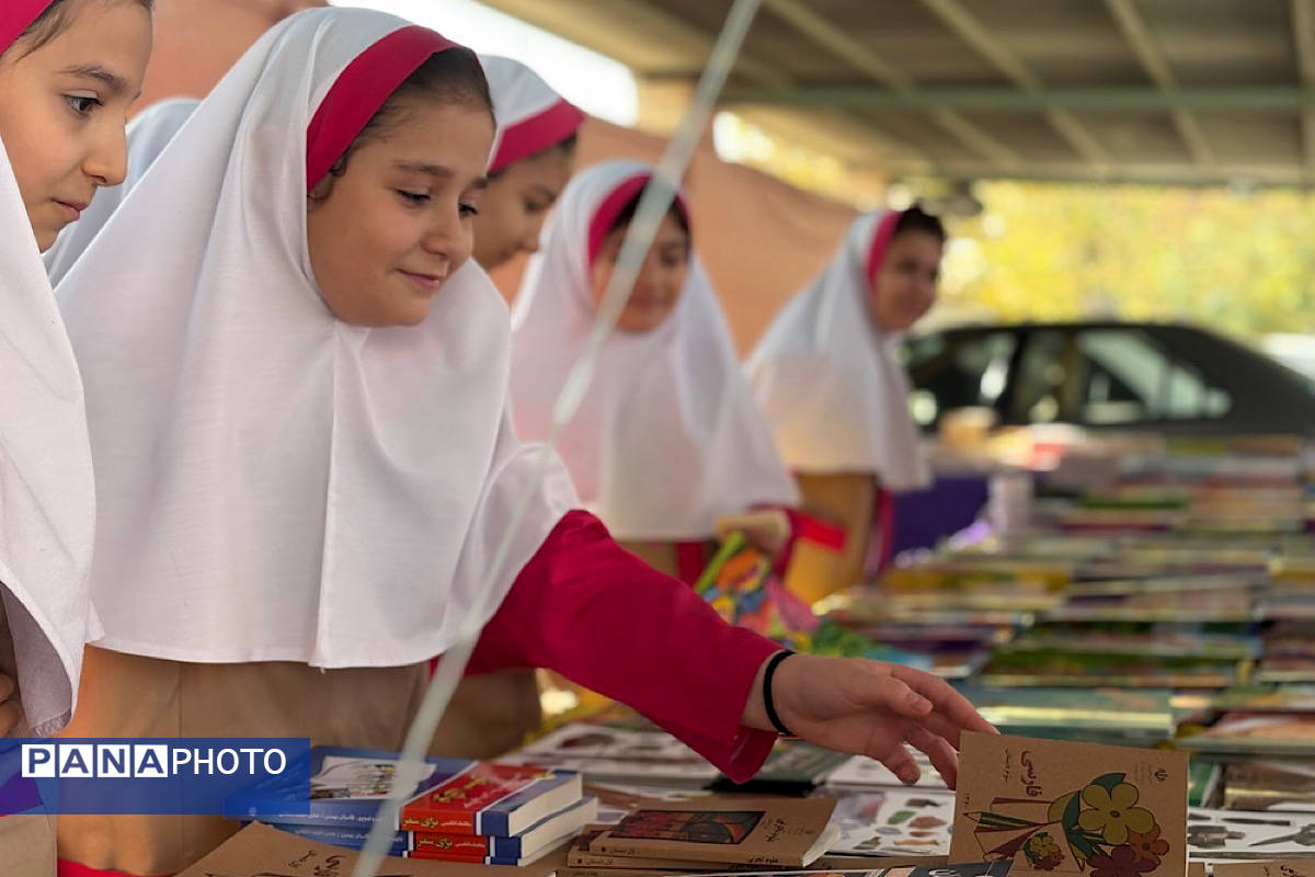نمایشگاه کتاب و کتاب‌خوانی در اداره آموزش و پرورش اسلامشهر