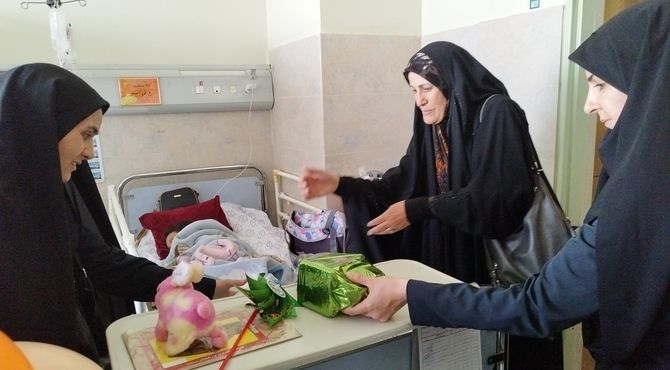 اهدای اسباب بازی به کودکان بیمارستان امام حسین (ع)