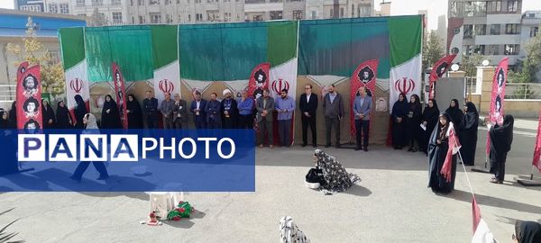 نمایش خیابانی دانش‌آموزان دختر استان البرز به مناسبت هفته دفاع مقدس 