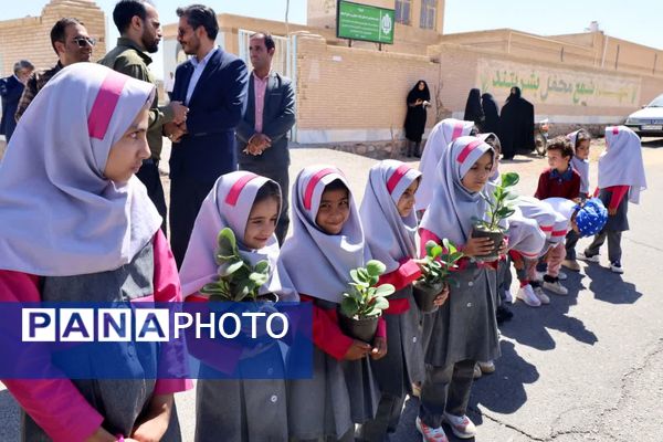 بازدید مدیرکل آموزش و پرورش استان یزد از آموزشگاه شهید نواب صفوی بهاباد