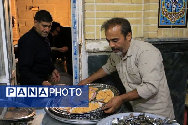 شب نهم محرم در حریم بی‌بی سکینه(س)،میزبانی از دلدادگان ابا عبدالله الحسین (ع) با نماز جماعت، نوای عزا و سفره اطعام